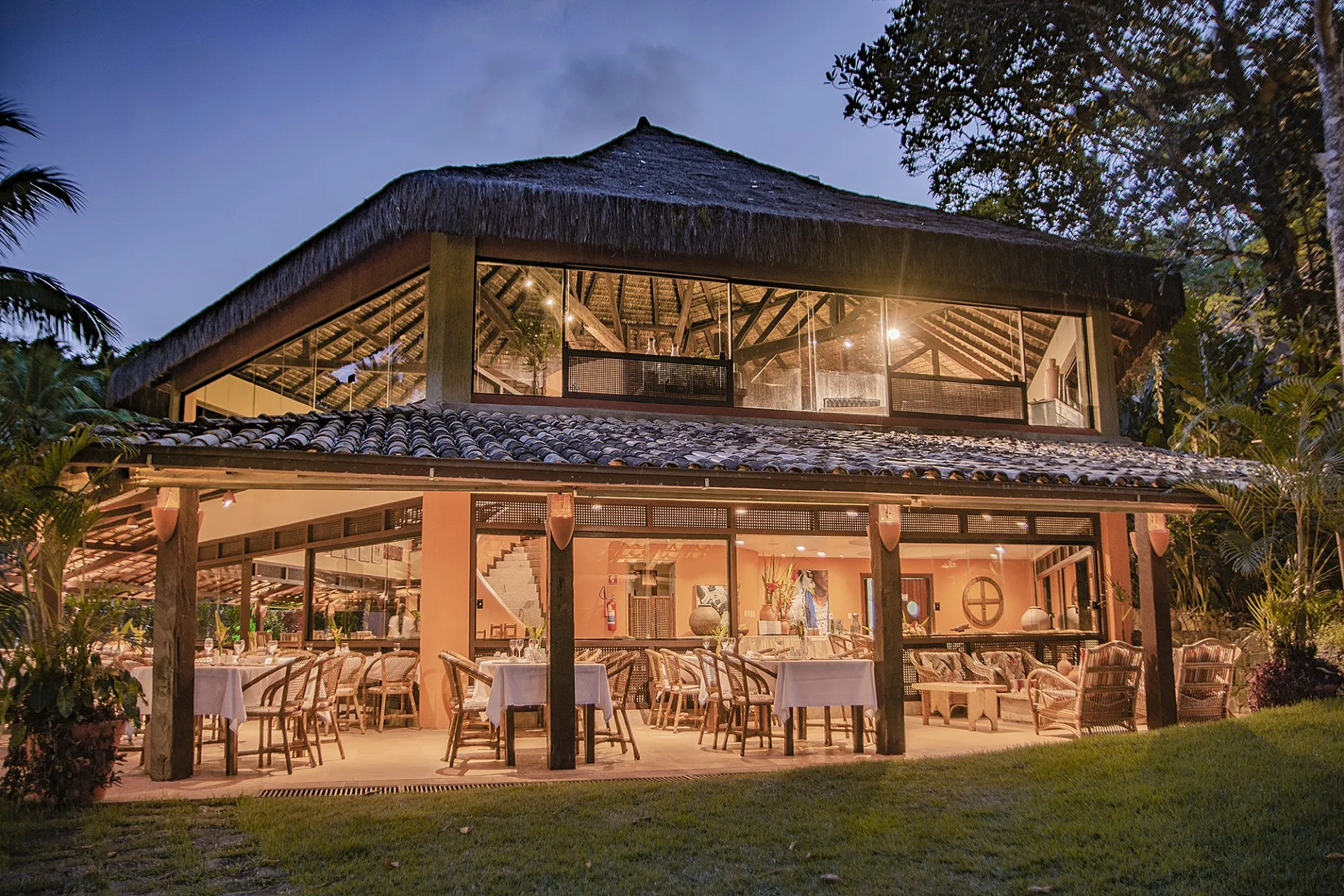 Ambiente do Restaurante Mãe Josefa à noite